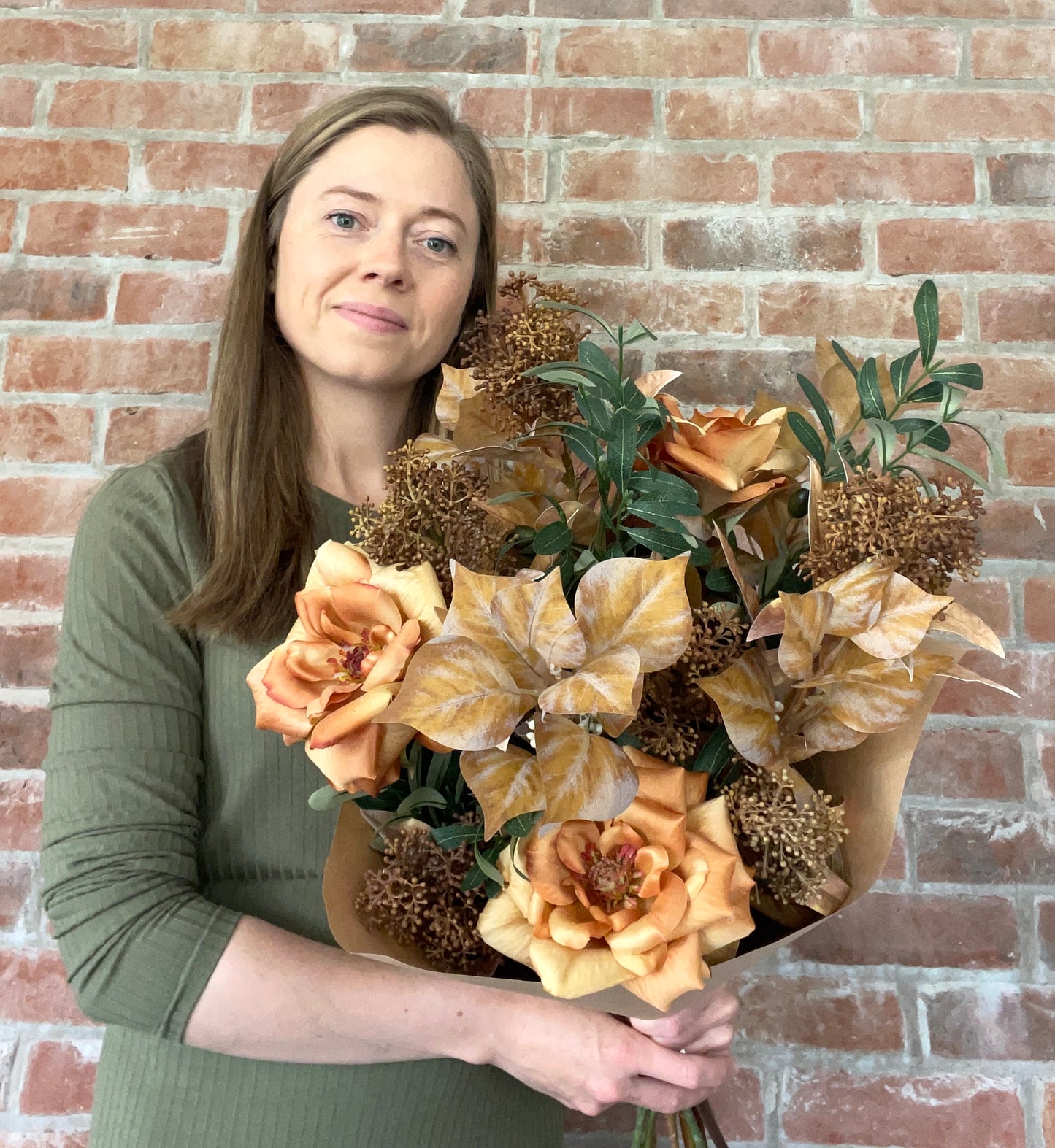 Autumn honey arrangement - skimmia & rose